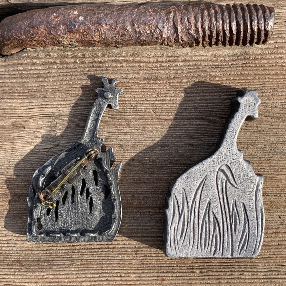 Pewter Giraffe Pin/Box - Picture 3 of 6
